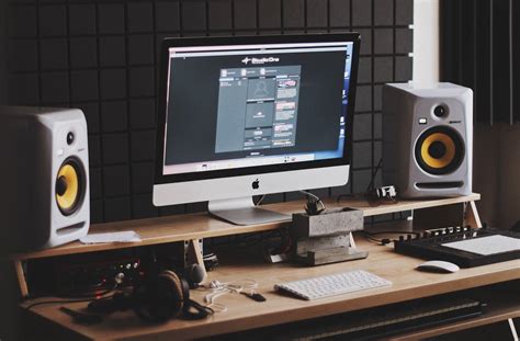 hook up studio monitors